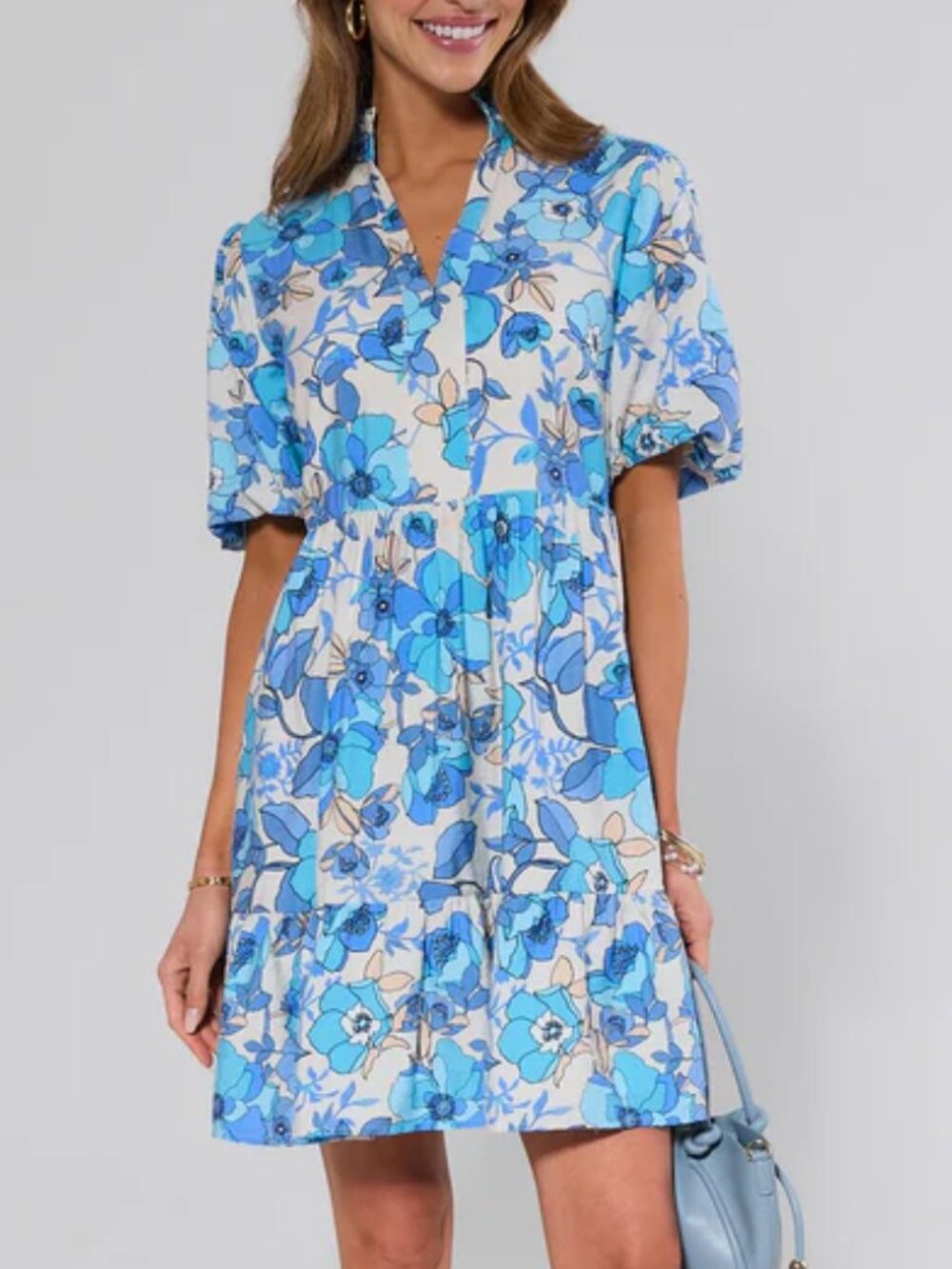 NWT Avara Exclusive Cassie Blue Floral Short Dress, Size Large, fits like Medium